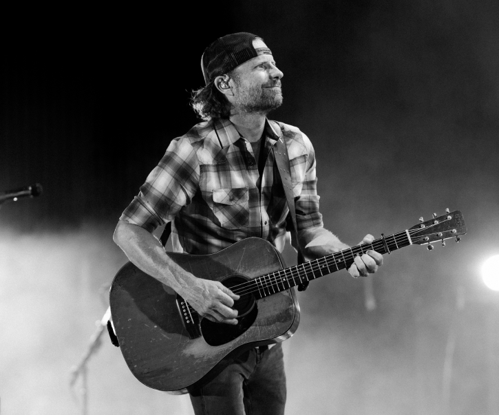 Dierks Bentley performing